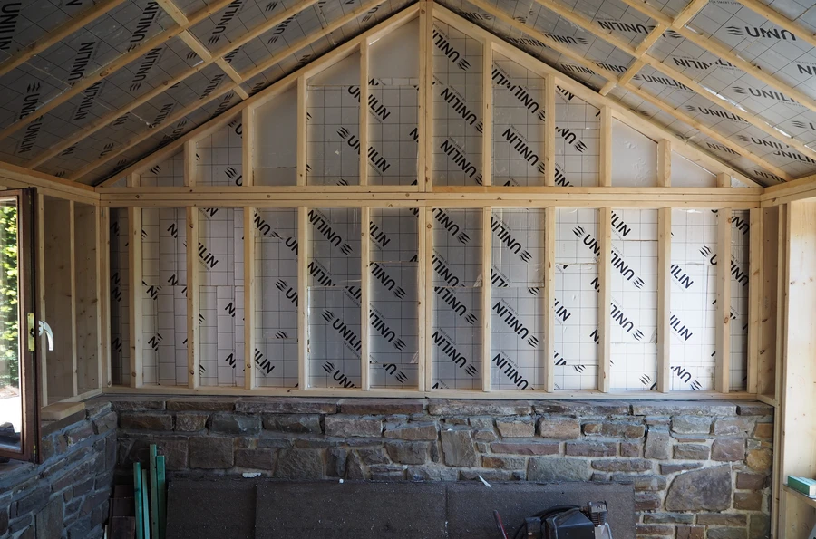 Binnenkant van de aanbouw in Hamoir met houten skeletstructuur en PIR Unilin isolatieplaten door NSS-Constructie