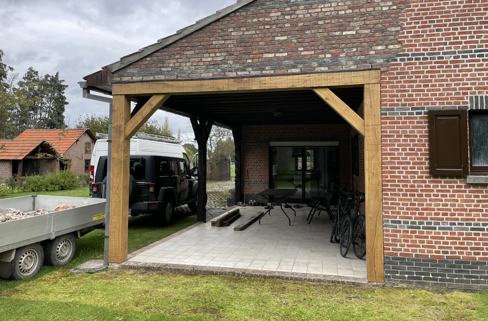 Afgewerkte gevel met nieuwe eikenhouten steunbalk na renovatie door NSS-Constructie in Grootlo