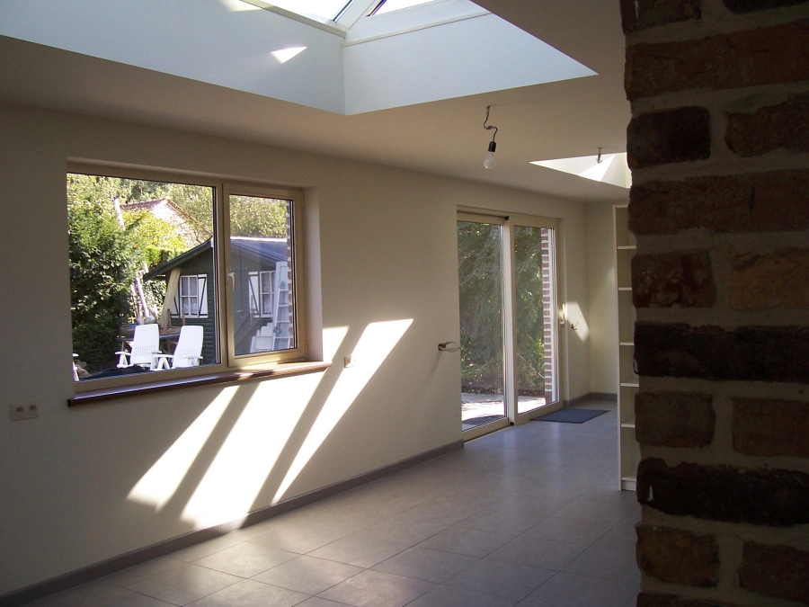 Lichtovergoten interieur van moderne aanbouw met dakkoepels in Tremelo door NSS-Constructie