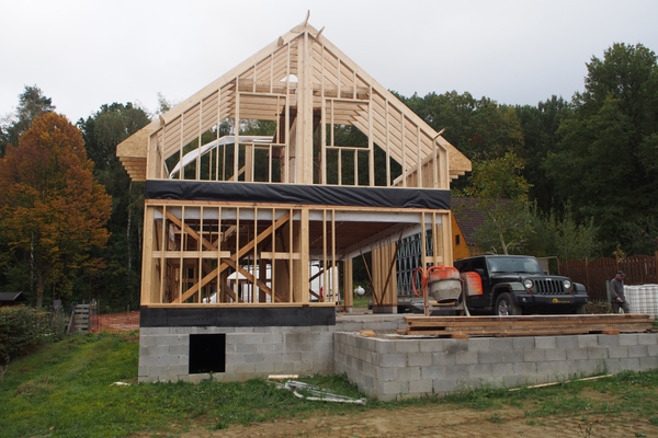 Ruwe houten skeletbouw structuur tijdens bouw van moderne woning door NSS-Constructie in Tielt-Winge