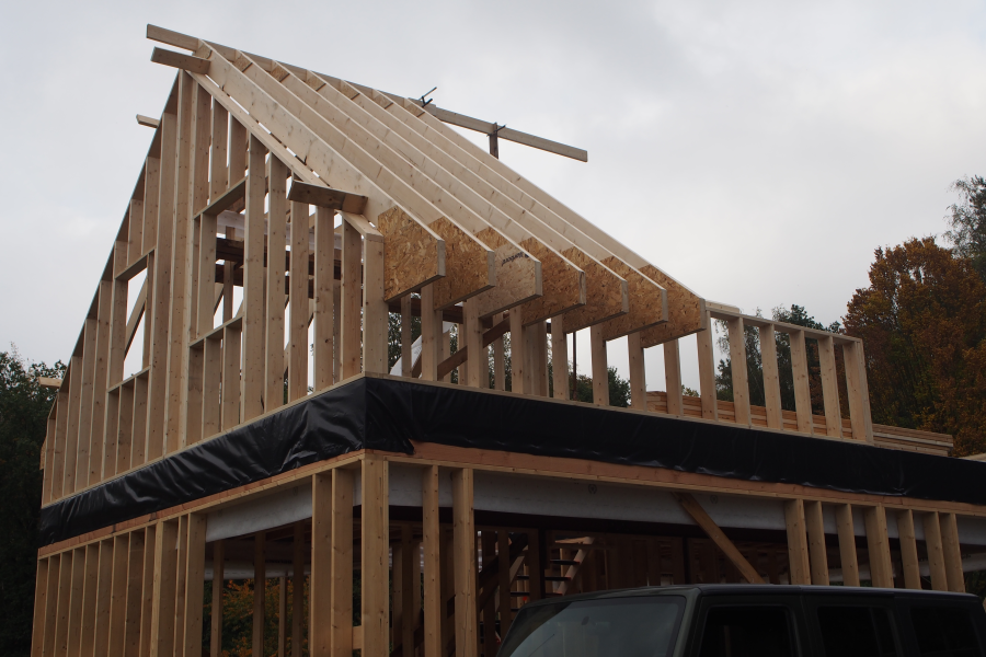 Ruwe houten skeletbouw structuur in aanbouw met focus op dak door NSS-Constructie in Tielt-Winge