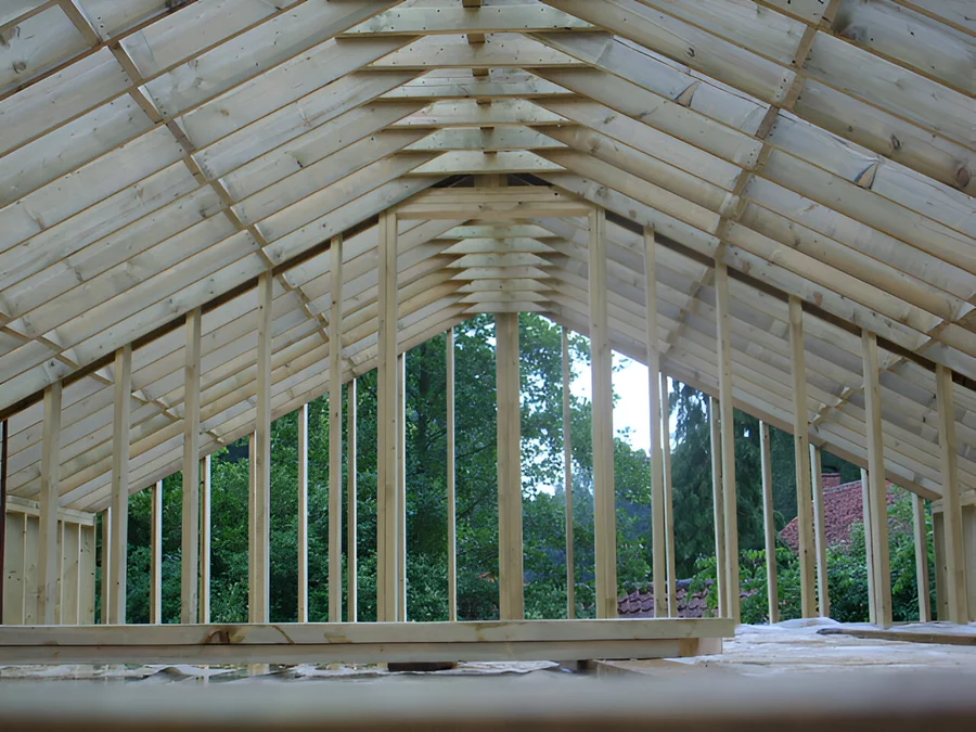 Ruwe skeletbouwstructuur van het eerste verdiep van een woning, gerealiseerd in hout